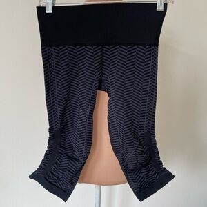Lululemon In The Flow Crop II Heathered Blue Seamless Crop Legging Chevron EUC 6